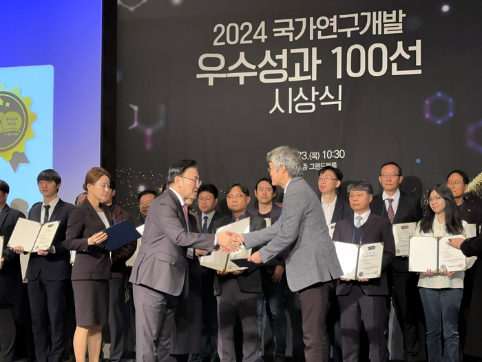 유상임 과학기술정보통신부 장관(왼쪽)이 박기태 한국건설기술연구원 선임연구위원에게 인증서를 수여하고 있다.