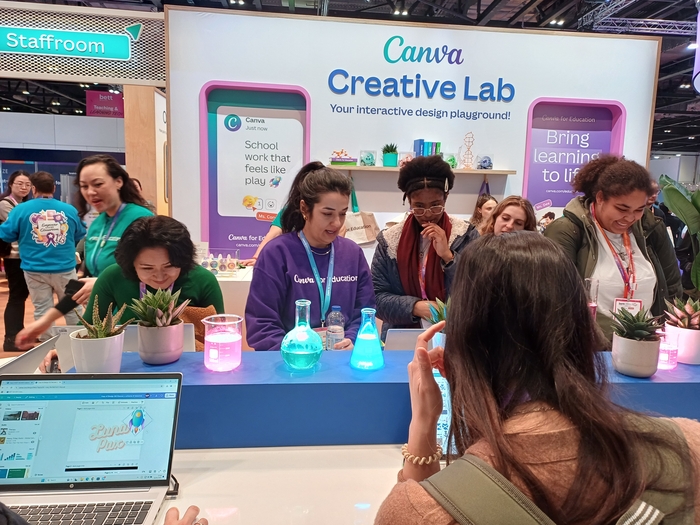 'BETT 2025' 참가자들이 캔바 부스에서 다양한 에듀테크 서비스를 경험해 보고 있다. (사진·런던=마송은 기자)