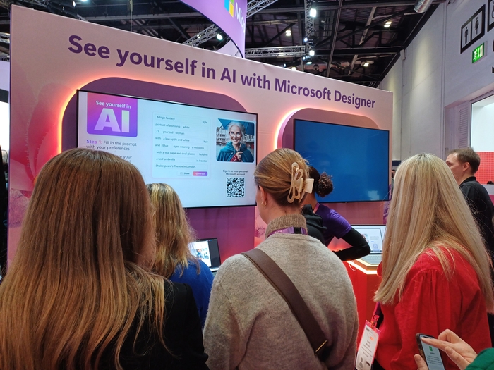 'BETT 2025' 마이크로소프트 부스에서 자신의 AI 프로필 사진을 만들기 위해 줄을 선 모습. (사진·런던=마송은 기자)