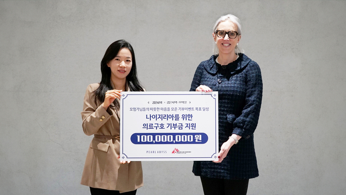 펄어비스가 '검은사막'과 '검은사막 모바일' 모험가와 함께한 기부 이벤트를 통해 국제 의료구호 단체 '국경없는의사회'에 1억원을 기부했다. 김세미 펄어비스 인사문화실장(왼쪽)과 엠마 캠벨 국경없는의사회 한국 사무총장이 기념촬영했다.