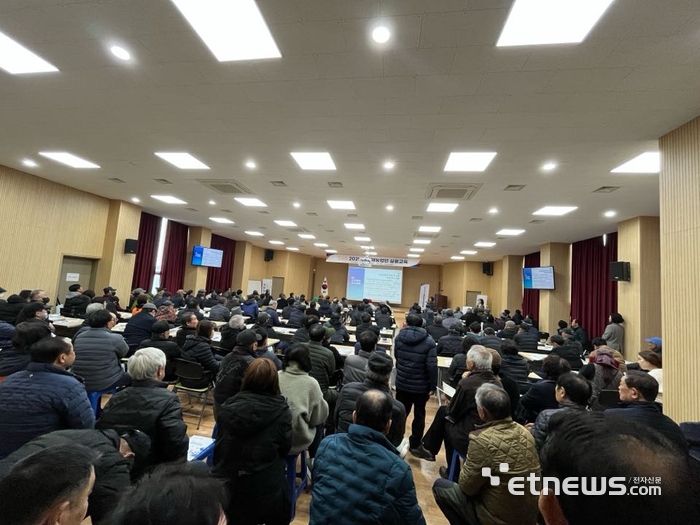 지난 20일 '새해 농업인교육'에서 열린 '농업e지 쌤' 설명회 참여한 농업인들.