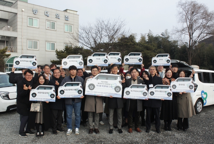 금융산업공익재단은 지난 22일 한국장애인복지시설협회 특장차 11대를 지원하고 천안 '등대의 집'에서 전달식을 가졌다.