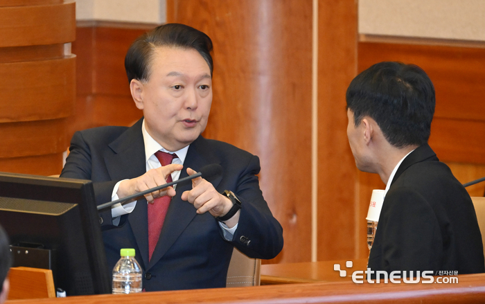 윤석열 대통령이 23일 서울 종로구 헌법재판소에서 열린 탄핵심판 4차 변론에 출석해 변호인단과 대화를 나누고 있다. 사진공동취재단