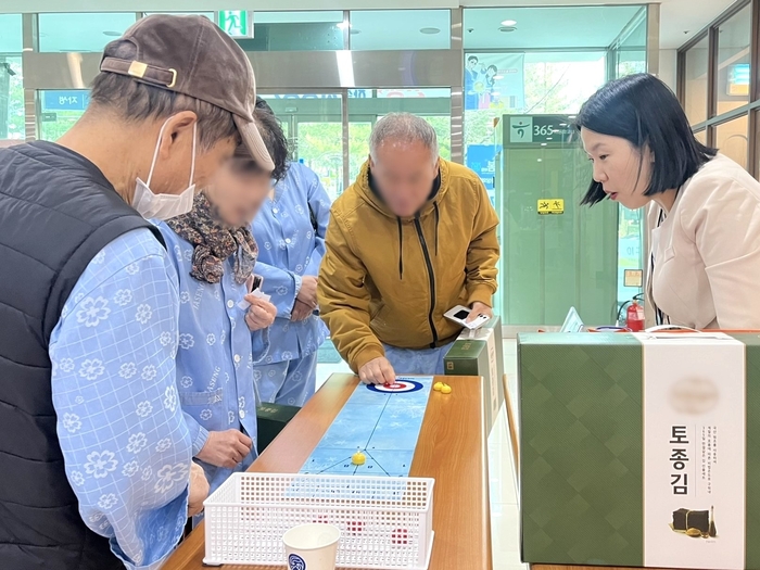 대전자생한방병원 환자가 지난 21일 병원에서 마련한 설 명절 이벤트로 미니컬링을 하고 있다.(사진=자생의료재단)