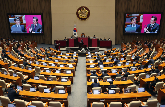 오동운 공수처장이 23일 오후 국회 본회의에서 열린 '서울서부지법 난입 사태' 관련 긴급 현안질문에서 질의를 듣고 있다. 연합뉴스