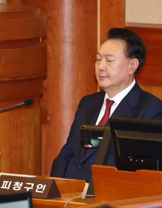 윤석열 대통령이 지난 23일 서울 종로구 헌법재판소에서 열린 탄핵심판 4차 변론에 출석해 눈을 감고 있다. (사진=연합뉴스)