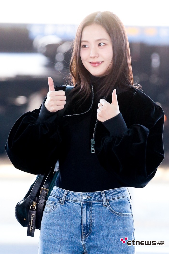 [ET포토] 지수, '차가운 공기를 가르는 미소'