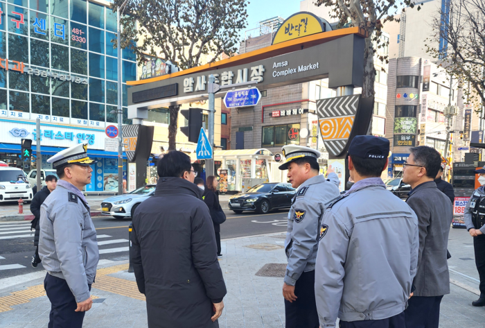 서울시 자치경찰위원회가 설 연휴를 앞두고 암사종합시장 주변 교통상황을 점검하고 있다. 서울시 제공