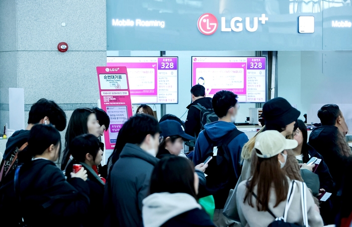 LG유플러스는 설 명절을 앞두고 로밍 서비스 이용자 수가 나눠쓰기 실시간형 출시 전 대비 25% 가량 증가했다고 밝혔다. 사진은 인천공항 1터미널 3층에 위치한 LG유플러스 로밍센터의 모습.