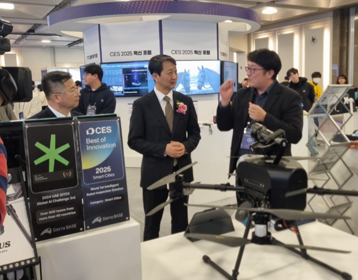 안덕근 산업부 장관(가운데)이 김송현 시에라베이스 대표(오른쪽)의 '시리우스' 솔루션 기능 설명을 듣고 있다.