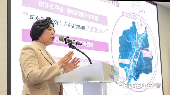 신계용 경기 과천시장이 지난 23일 지식정보타운 디테크타워 미래홀에서 열린 '과천 미래100년 자문위원회 전체회의'에서 2025년 역점 사업을 설명하고 있다.