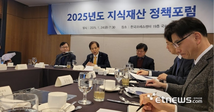 국가지식재산위원회가 24일 서울 종로구 한국프레스센터에서 제1차 IP 정책포럼을 개최했다. 이광형 민간위원장(왼쪽 두번째)r가 인사말을 하고 있다.