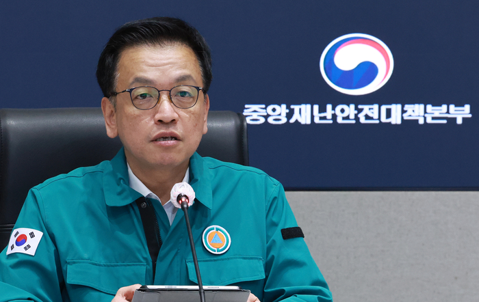 최상목 대통령 권한대행 부총리 겸 기획재정부 장관이 24일 정부서울청사 상황실에서 열린 의사 집단행동 중앙재난안전대책본부(중대본) 회의에서 발언하고 있다. [연합뉴스]