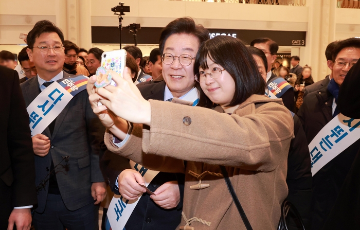더불어민주당 이재명 대표가 24일 서울 서초구 고속버스터미널에서 시민과 셀카를 찍고 있다. 연합뉴스