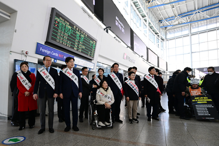 국민의힘 권영세 비상대책위원장, 권성동 원내대표가 24일 오전 서울역에서 설 귀성 인사를 하고 있다. 연합뉴스