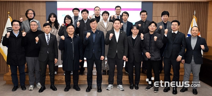 이민근 경기 안산시장(앞줄 왼쪽 다섯 번째)이 24일 시청 대회의실에서 '스마트 도시계획 수립 용역' 중간 보고회를 개최하고 기념 촬영했다.