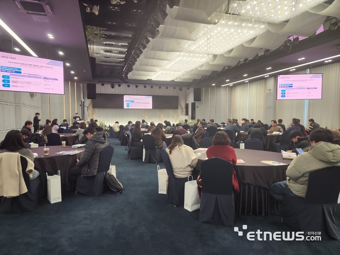 경기 안산시가 24일 안산상공회의소 그레이트홀에서 '2025년 중소·벤처기업을 위한 지원 시책 현장 설명회'를 개최했다.