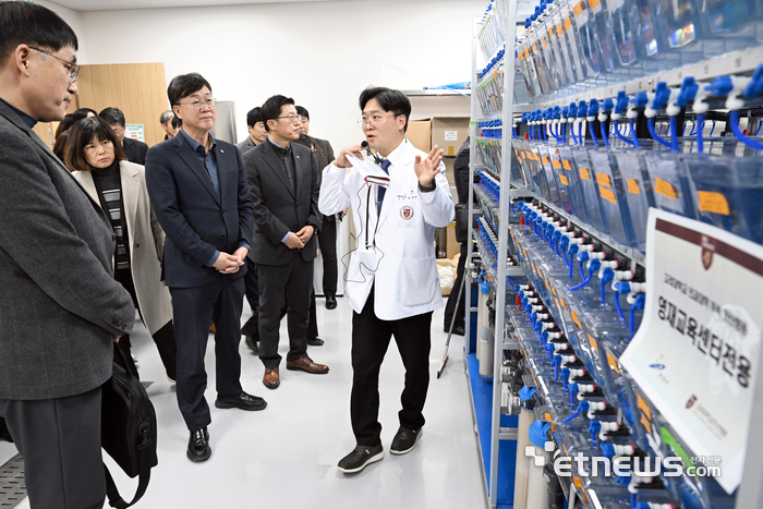 이민근 경기 안산시장(왼쪽 세 번째)이 24일 고려대 안산병원 미래의학관에서 영재교육센터를 둘러보고 있다.