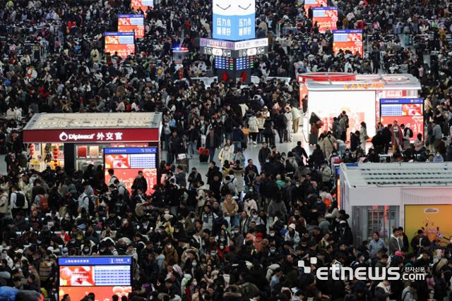 중국의 최대 명절인 춘제(1월 28일~2월 4일)를 앞두고 24일 상하이 홍차오역이 귀성열차를 타러 온 시민들로 북적이고 있다. 당국은 지난 14일부터 시작돼 다음 달 22일까지 40일 동안 이어지는 춘제 특별운송기간인 춘윈 기간 중 연인원 90억 명이 이동할 것으로 추산했다. 상하이=로이터 연합뉴스