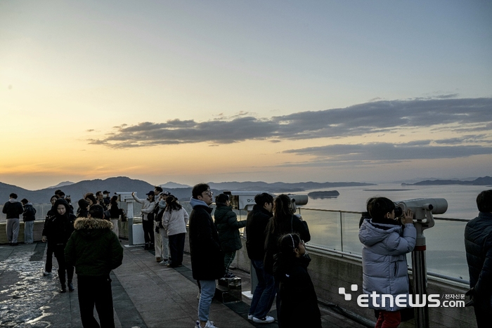 경기 김포시가 지난 25일 애기봉평화생태공원에서 개최한 '愛기봉 별이 빛나는 밤에' 행사에 시민들이 참여했다.