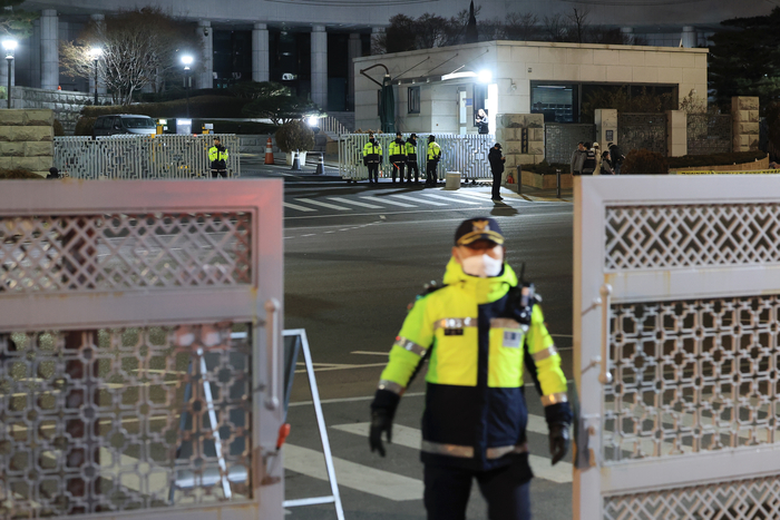 검찰 비상계엄 특별수사본부가 내란 우두머리 혐의를 받는 윤석열 대통령을 구속 상태로 재판에 넘긴 26일 오후 서울 서초구 대검찰청(뒤)과 서울중앙지방검찰청에 경찰이 배치돼 있다.(사진=연합뉴스)