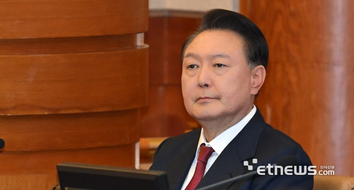 23일 헌법재판소에서 열린 탄핵심판 4차 변론에 출석해 자리에 앉아 있는 윤석열대통령. 