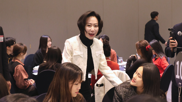 장혜선 롯데장학재단 이사장이 지난 25일 열린 롯데장학생자치회 '로프'의 홈커밍데이 행사에 참석해 학생들을 격려하고 있다.