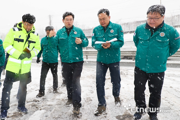 이상일 용인시장(오른쪽 세 번째) 27일 오전 시 관계자들과 함께 수지구 죽전동 쉴낙원 일대와 대지고개의 제설 상황을 살폈다.