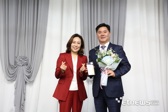 경기도의회 경제노동위원회 정하용 의원이 한국여성유권자경기연맹용인지부가 선정한 제11대 경기도의원 매니페스토 우수 의원으로 선정돼 기념 촬영했다.