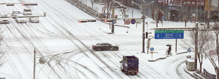 전북 전역에 대설특보가 발효된 28일 전북 전주시 완산구 효자동 일대에서 차들이 거북이 운행을 하고 있다. 연합뉴스.