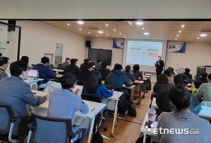 경기 용인시산업진흥원이 최근 소공인·스타트업 허브 라운지에서 관내 중소기업 관계자를 대상으로 '2025년 공공판로 지원사업 설명회 및 교육'을 개최했다.