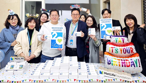 23일 서울 강남구 역삼동 메트라이프타워에서 송영록 메트라이프생명 대표(앞줄 왼쪽에서 네번째), 황애경 사회공헌재단 이사(맨 오른쪽) 및 임직원들이 생일 떡 나눔 이벤트 기념촬영을 하고 있다.(사진=메트라이프생명)