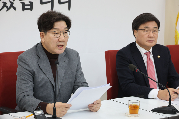 국민의힘 권성동 원내대표가 2일 오전 서울 여의도 국회에서 열린 현안 관련 기자간담회에서 발언하고 있다.