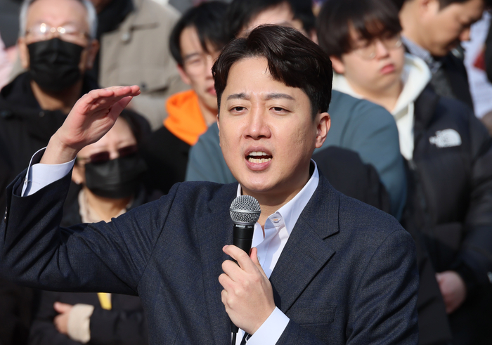 개혁신당 이준석 의원이 2일 서울 마포구 홍대 레드로드 버스킹거리에서 정치 현안 관련 기자회견을 하고 있다.