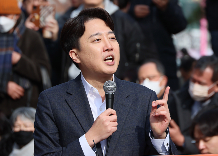 개혁신당 이준석 의원이 2일 서울 마포구 홍대 레드로드 버스킹거리에서 정치 현안 관련 기자회견을 하고 있다.