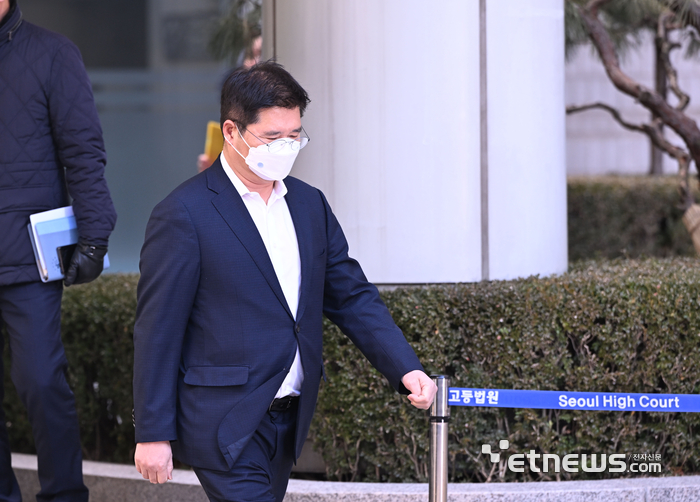 서울고법 나서는 백수현