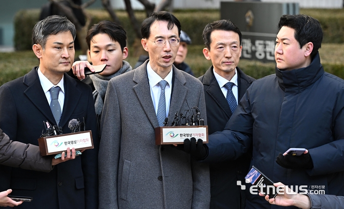 이재용 삼성전자 회장이 지난 2월 3일 부당합병 등 혐의와 관련해 1심에 이어 항소심에서도 무죄를 선고받은 가운데 김유진 변호사가 서울 서초구 서울고등법원 앞에서 취재진의 질문에 답하고 있다. 김 변호사 “현명한 판단을 내려준 재판부에게 감사하다”며 “이 회장이 본연의 업무에 집중할 수 있기를 희망한다”는 입장을 밝혔다. 이동근기자 foto@etnews.com