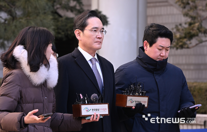 부당합병·회계부정 혐의 사건으로 재판에 넘겨진 이재용 삼성전자 회장이 지난 2월 3일 서울 서초구 서울고등법원에서 열린 항소심에서 무죄를 선고 받았다. 이 회장이 서울고법을 나서고 있다. 박지호기자 jihopress@etnews.com