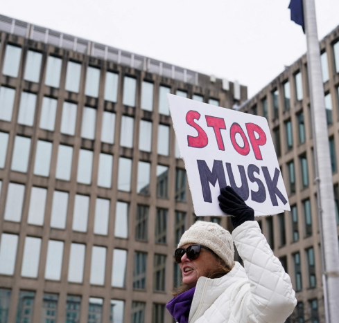 미 인사관리처 본부 앞에서 머스크의 DOGE에 항의하는 시위대. 사진=로이터 연합뉴스