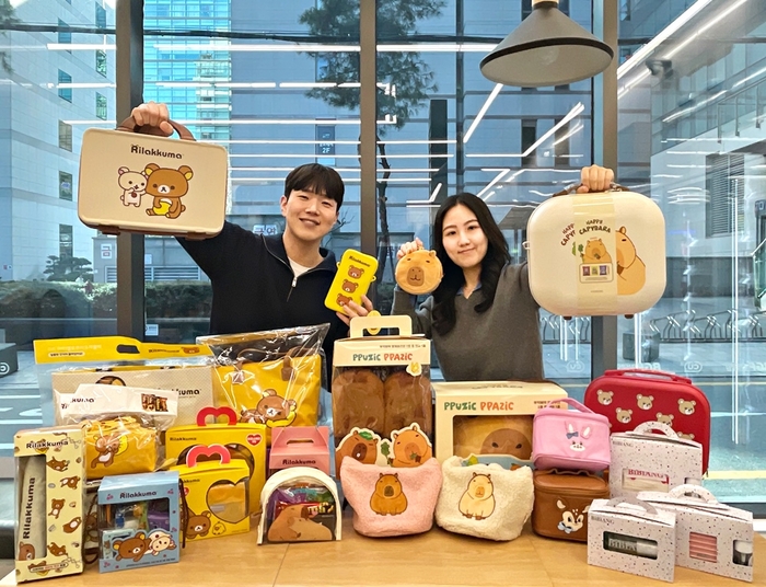 모델이 CU에서 선보인 밸렌타인 기획세트를 소개하고 있다.