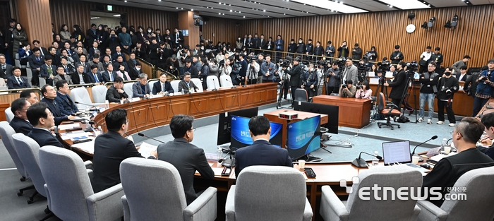 북적이는 반도체특별법 토론회장