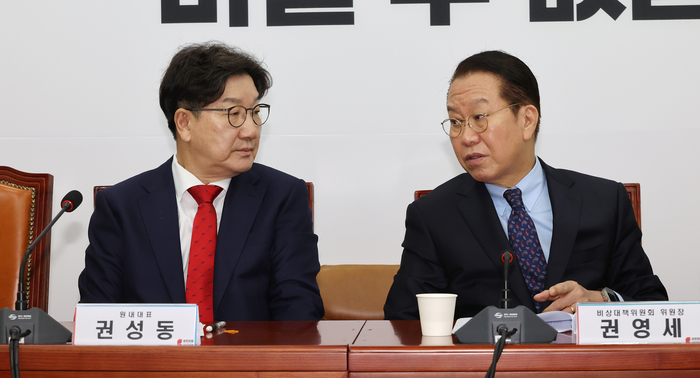 국민의힘 권영세 비상대책위원장(오른쪽)과 권성동 원내대표가 3일 국회에서 열린 비상대책위원 회의에서 대화하고 있다.