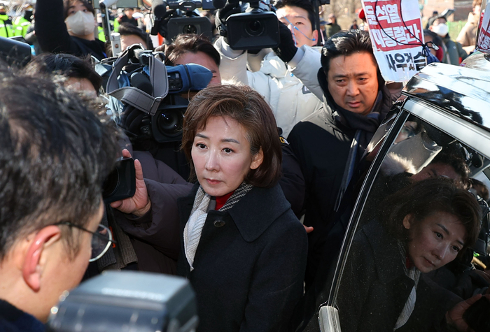윤석열 대통령 면회를 마친 국민의힘 나경원 의원이 3일 경기도 의왕시 서울구치소 앞에서 차량으로 향하고 있다.