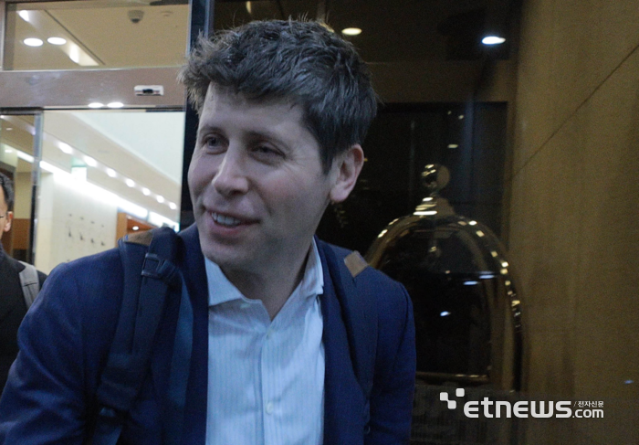 샘 올트먼 오픈AI 최고경영자(CEO)가 지난 3일 김포비즈니스항공센터를 통해 입국하고 있다. 김민수기자 mskim@etnews.com