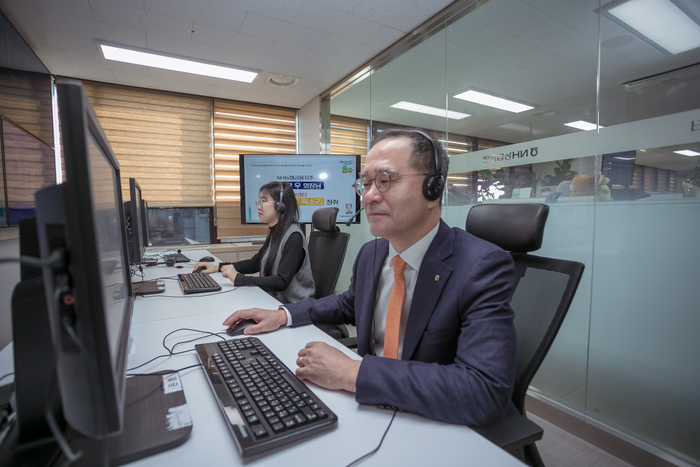 이찬우 NH농협금융지주 회장이 4일 서울 용산구 소재 고객행복센터에서 고객 상담 현장을 체험하고 있다.