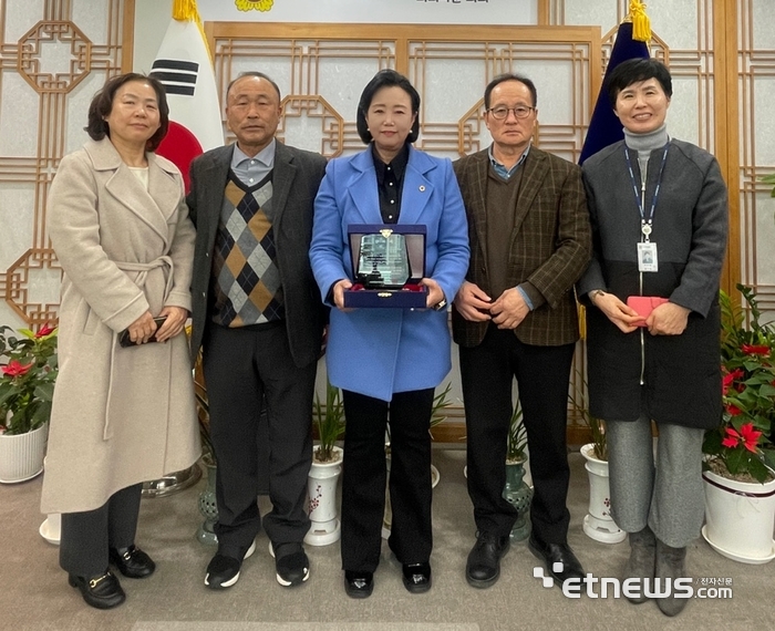 정윤경 경기도의회 부의장(가운데)이 대한양계협회 경기도지회로부터 축산농가 발전에 기여한 공로를 인정받아 감사패를 받고 기념 촬영했다.