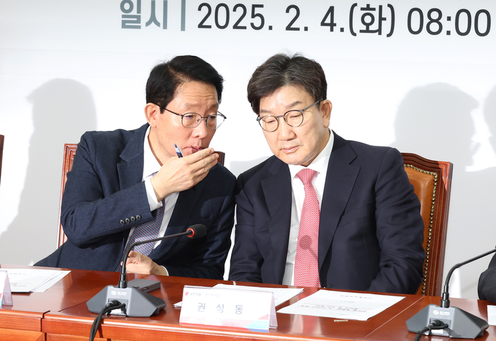 국민의힘 권성동 원내대표(오른쪽)와 김상훈 정책위의장이 4일 국회에서 열린 반도체특별법 주52시간제 특례 도입을 위한 당정협의회에서 대화하고 있다.