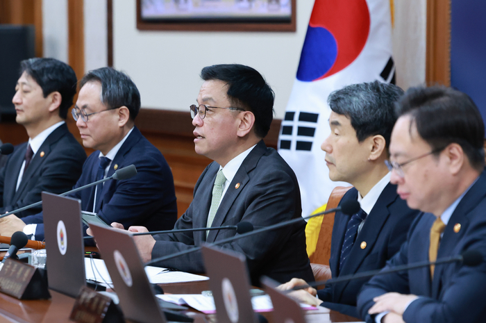 최상목 대통령 권한대행 부총리 겸 기획재정부 장관이 4일 정부서울청사에서 열린 국무회의에서 발언하고 있다.[연합뉴스]