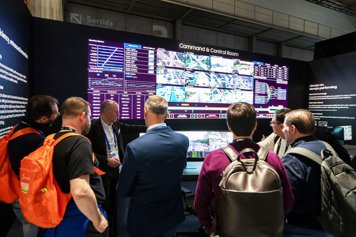 ISE 2025 삼성전자 전시장을 찾은 관람객들이 '관제센터(Command & Control Room)'을 살펴보고 있다.