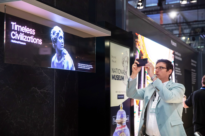 ISE 2025 삼성전자 전시장을 찾은 관람객이 '투명 마이크로 LED' 을 살펴보고 있다.